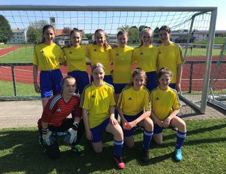 220510_IKG_FussballMaedchen_Jugend_trainiert_fuer_Olypia02